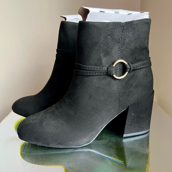 Ring Hardware Chunky Heel Boots - Picture 6 of 9